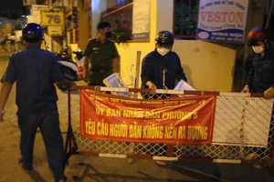 Video: Tháo dỡ rào chắn trong đêm ở quận Phú Nhuận, TP.HCM