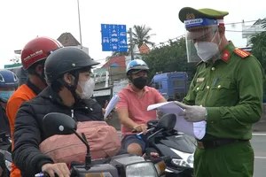 Video: Nhiều phương tiện phải quay đầu không được vào TP.HCM