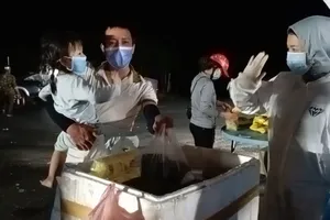 Video: Tiếp đồ ăn, xăng xe miễn phí cho hành trình hồi hương của người dân