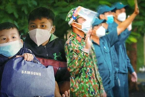 Video: Gần trăm người đi bộ từ Long An về Tây Nguyên được bộ đội đưa về