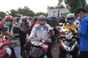 Video: Chật kín người tại chốt kiểm soát giữa Đà Nẵng và Quảng Nam