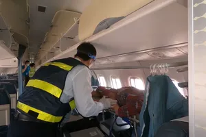 Video: Lắp cáng trên máy bay đưa cụ bà 90 tuổi từ Côn Đảo về đất liền