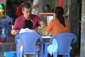 Video: Ngày đầu bán tại chỗ, người Sài Gòn kéo nhau đi ăn cơm tấm, phở bò