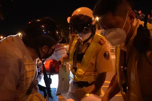 Video: Bị kiểm tra nồng độ cồn, nam thanh niên ra điều kiện với CSGT 