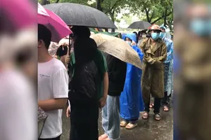 Video: Hàng trăm học sinh ở Đà Nẵng đội mưa hàng giờ chờ tiêm vaccine COVID-19