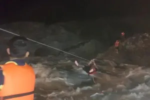Video: 16 giờ nghẹt thở giải cứu thành công 3 người bị mắc kẹt giữa sông Ba 