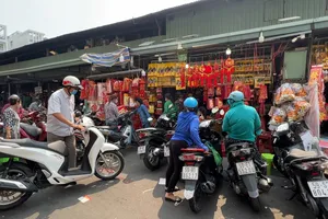 Video: Chợ vàng mã lớn nhất TP.HCM tất bật chuẩn bị cho ngày cúng ông Táo