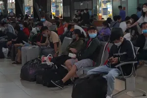 Video: Người dân đổ xô ra bến xe về quê ăn Tết Nhâm Dần 2022 