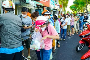 Video: Xếp hàng từ rạng sáng để mua gà cúng mùng 3 Tết