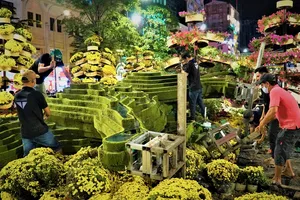 Video: 500 công nhân tháo dỡ đường hoa Nguyễn Huệ xuyên đêm