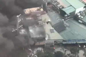 Video: Cháy giữa trưa ở Hà Nội, nhiều người khuân vác đồ đạc tháo chạy