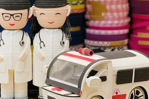 Tạo hình y bác sĩ bằng giấy Kami để tri ân nhân ngày thầy thuốc Việt Nam