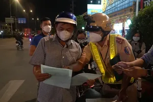 Kiểm tra nồng độ cồn, tài xế tự nhận: ‘Đi đám giỗ uống có 2 chai’