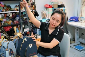 Video: ‘Chế’ sản phẩm thời trang không đụng hàng từ đồ cũ