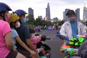 Video: Hốt bạc triệu từ nghề bán diều ở chân cầu Thủ Thiêm