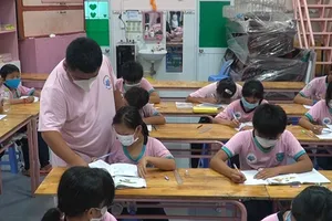 Video: Thầy giáo 'bánh mì' hơn 10 năm dạy chữ cho học trò nghèo