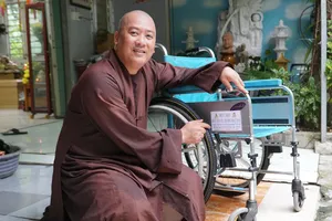 Video: Sư thầy tái chế hàng ngàn xe lăn, khám chữa bệnh miễn phí cho người khuyết tật