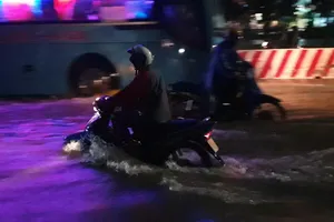 Video: Quốc lộ 13 ngập nặng, nhiều phương tiện về quê nghỉ lễ ‘chìm’ trong biển nước