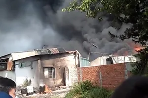 Video: Cháy lớn tại công ty sản xuất gỗ ở Bình Dương