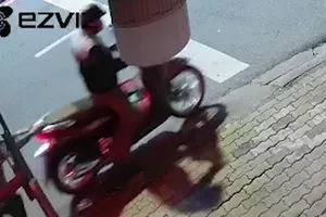 Video: Người phụ nữ bán vé số bị trộm túi xách chứa hơn 300 triệu đồng