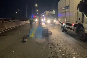 Video: Thanh niên tử vong trên cầu vượt, nghi bị tai nạn giao thông