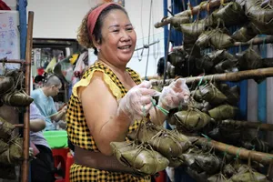 Video: Tết Đoan Ngọ nhộn nhịp trong con hẻm ở TP.HCM