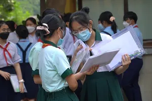 Thí sinh TP.HCM hồi hộp bước vào môn thi đầu tiên, kỳ thi vào lớp 10