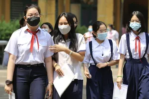 Thí sinh rạng rỡ rời phòng thi: Đề văn dễ và mới lạ 