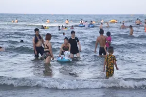 Video: Du khách và người dân ùn ùn kéo nhau ra biển giải nhiệt 