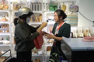 Video: Đem túi nilon đi đổi lấy rau củ