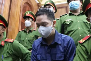 Áp giải bị cáo Trang và Thái đến phiên toà