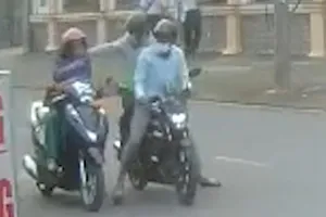 Video: Dừng xe mua đồ, người phụ nữ bị giật dây chuyền, ngã xuống đường