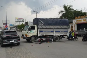 Video: Tông trực diện vào xe tải, một thanh niên tử vong