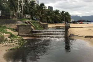 Video: Nước thải lại tràn ra biển Đà Nẵng sau mưa