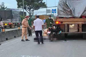 Video: Tông vào đuôi xe đầu kéo, thanh niên điều khiển xe máy tử vong tại chỗ