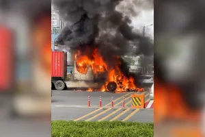 Video: Xe container bốc cháy ngùn ngụt trên xa lộ Hà Nội