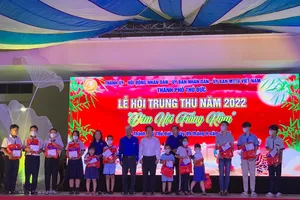 Video: 2.500 phần quà, 46 suất học bổng cho trẻ khó khăn