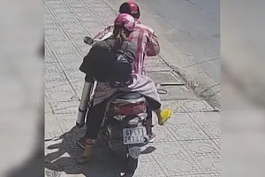 Video: Đôi nam nữ ‘gặp gì cũng lấy’ ở Bình Dương