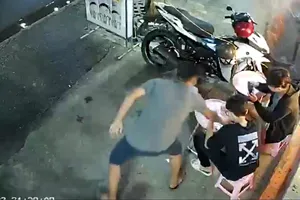 Video: Thanh niên giả vờ vào quán mua trà sữa rồi giật điện thoại 