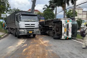 Video: Xe tải lật nhào trong lúc ôm cua lên cầu vượt