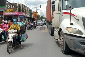 Video: Va chạm với xe container, một bảo vệ tử vong tại chỗ