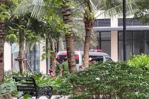 Video: Mẹ và con trai 3 tháng tuổi tử vong khi rơi từ tầng 12 xuống đất 