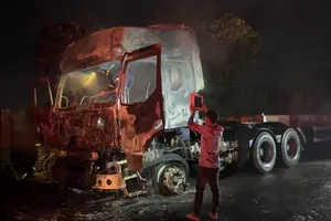 Video: Xe container bất ngờ bốc cháy dữ dội khi đang chạy trên đường