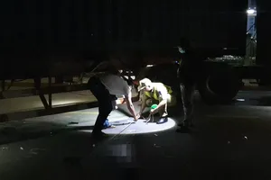 Video: Xe máy tông vào container, một thanh niên tử vong