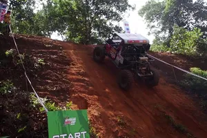 Video: Những pha leo núi đỉnh cao của các tay đua xe ô tô địa hình