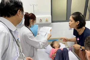 Video: Phát hiện vi khuẩn trong cánh gà chiên và nước mắm ở phần ăn của trường iSchool Nha Trang