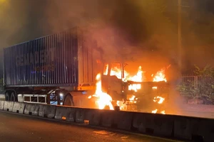 Video: Xe container bốc cháy dữ dội kèm tiếng nổ lớn