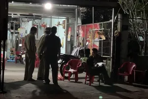 Từ quán nhậu bước ra, 2 người đàn ông bị nhóm thanh niên đâm thương vong