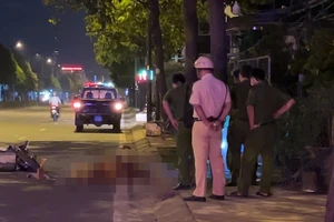 Video: Tông vào cây xanh trên vỉa hè, một thanh niên chết tại chỗ