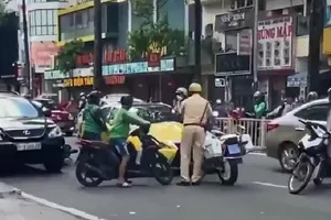 Xác minh clip ô tô tông xe đặc chủng CSGT rồi bỏ chạy